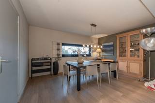 Dit ruim hoekappartement (117 m²) bevindt zich op de 4e verdieping van residentie Kiana, ontworpen door Govaert & Vanhoutte. Centraal gelegen...