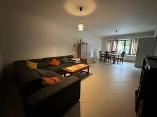 <p>Welkom in het hart van Hove! Ontdek de talrijke voorzieningen, kindvriendelijke faciliteiten en diverse recreatiemogelijkheden die deze buurt te bieden heeft. Scholen, winkels, openbaar vervoer en belangrijke invalswegen bevinden zich op wandelafstand.<br /><br /><span>Indeling</span><br />Bij het betreden van dit prachtige appartement komt u via de inkomhal (met tegelvloer) in de lichtrijke leefruimte terecht. Deze gezellige ruimte staat in verbinding met een gesloten keuken, volledig uitgerust met hedendaags comfort.<br />Het appartement beschikt over twee ruime slaapkamers en een badkamer met ligbad en douche. Daarnaast is er ook een apart gastentoilet, wat zorgt voor extra gemak. Via de terrasdeur in de slaapkamer bereikt u de oost-georiënteerde tuin perfect om te genieten van de ochtendzon.<br />Voor extra opslag is er een kelder inbegrepen, en uw auto parkeert u veilig in de privatieve garagebox.<br /><br />EPC-score: 238 kWh/m²/jaar <br /><br /><span>Praktische informatie</span><br />Huurwaarborg: 3 maanden<br />Plaatsbeschrijving: €225 incl. btw per partij<br />Maandelijkse gemeenschappelijke kosten: €80 (omvat elektriciteit gemeenschappelijke delen, lift, onderhoud, enz.)</p>