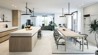 Met de stad aan jouw voeten en jouw hoofd in de wolken maakt dit penthouse jouw woondroom werkelijkheid. Denk hierbij aan een royale leefruimte, uitnodigend terras, schitterende lichtinval, fenomenale verzichten... in combinatie met een luxueuze afwerking naar jouw smaak. Hier beleef je het allemaal.