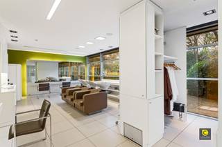 <p><span>Handelspand met uitstekende visibiliteit op de Fruithoflaan</span></p><p><span>Op de bruisende Fruithoflaan bevindt zich dit handelspand van ca. 89 m², momenteel ingericht als kapperszaak. Dankzij de sterke commerciële ligging, de vlotte bereikbaarheid en de kwalitatieve afwerking vormt dit pand een ideale uitvalsbasis voor zelfstandigen, vrije beroepen of dienstverlenende activiteiten die op zoek zijn naar een zichtbare en toegankelijke locatie.</span></p><p><span> </span></p><p><span>Indeling &amp; inrichting</span></p><p><span>De commerciële ruimte baadt in het natuurlijke licht dankzij de grote raampartijen met kogelvrij glas, wat niet alleen zorgt voor veiligheid maar ook voor maximale visibiliteit. De open en efficiënt ingedeelde ruimte laat toe om onmiddellijk aan de slag te gaan, maar kan eveneens eenvoudig aangepast worden aan andere commerciële doeleinden.</span></p><p><span> </span></p><p><span>Achteraan bevindt zich een aparte keuken, uitgerust met een lavabo en vaatwasmachine, ideaal voor dagelijks comfort. Daarnaast is er een afzonderlijk toilet voorzien.</span></p><p><span> </span></p><p><span>Extra comfort &amp; voorzieningen</span></p><p><span>- Bovengrondse autostaanplaats inbegrepen, een absolute meerwaarde op deze locatie</span></p><p><span>- Kluis aanwezig</span></p><p><span>- Zeer goede lichtinval</span></p><p><span>- Verzorgde en kwalitatieve inrichting</span></p><p><span> </span></p><p><span>Praktisch</span></p><p><span>- Provisie: 111,00 EUR + 13,88 EUR reservefonds</span></p><p><span>- EPC-NR: label F</span></p><p><span>- Oppervlakte ca. 89 m² cfr. EPC</span></p><p><span> </span></p><p><span>Een commercieel pand met uitstraling, gelegen op een gekende en drukbezochte as in Berchem, waar zichtbaarheid, bereikbaarheid en comfort hand in hand gaan. Ideaal voor wie zonder zorgen wil starten of investeren in een sterke locatie.</span></p><p><span> </span></p><p><span>Dit pand is onderworpen aan de renovatieverplichting van de Vlaamse overheid voor niet-residentiële gebouwen (behoudens bij sloop binnen 5 jaar na de aankoop). Consulteer voor meer informatie de website van het Vlaams Energie- en Klimaatagentschap via https://www.vlaanderen.be/bouwen-wonen-en-energie/niet-residentiele-gebouwen/verplichtingen-voor-niet-residentiele-gebouwen/renovatieverplichting-voor-niet-residentiele-gebouwen. </span></p><p><span> </span></p>