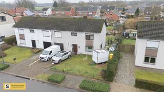 <div>Welkom in deze woning gelegen in Vorselaar, een ideale plek voor gezinnen die op zoek zijn naar comfort en ruimte in een rustige woonomgeving.</div><div><br /></div><div>Deze halfopen woning met een totale oppervlakte van circa 496 vierkante meter grond met een bewoonbare oppervlakte van 171 vierkante meter is gelegen in een doodlopende en kindvriendelijke straat. Het pand beschikt over 4 ruime slaapkamers, en 1 kinderkamer/bureau, wat meer dan voldoende is voor een groeiend gezin of voor wie extra ruimte nodig heeft voor een thuiskantoor of hobbykamer.</div><div><br /></div><div>De woning is praktisch ingedeeld met een open living- en eetruimte waar natuurlijk licht naar binnenstroomt dankzij grote ramen en deuren. De begane grond vloeit naadloos over in elkaar, wat zorgt voor een aangenaam woonplein perfect voor het samenbrengen van familie en vrienden. De keuken is functioneel ingericht met alle noodzakelijke voorzieningen.</div><div><br /></div><div>Wat betreft de badkamer en sanaire voorzieningen: de woning beschikt over één volle badkamer die bij voorkeur kan worden gemoderniseerd naar persoonlijke voorkeur. De badkamer toont potentieel voor renovatie.</div><div><br /></div><div>Een groot voordeel is de aanwezige garage, waardoor u uw voertuigen veilig kunt parkeren. Daarnaast is er voldoende parkeerruimte op het terrein zelf.</div><div><br /></div><div>De grote achtertuin met aangepaste verharding biedt uitstekende mogelijkheden voor ontspanning en recreatie. Met ongeveer 300 vierkante meter onbebouwd terrein, is er veel potentieel om dit naar eigen wens in te richten. De tuin is voorzien van een gedeeltelijk overdekt terras, ideaal voor buiten eten of relaxen.</div><div><br /></div><div>De ligging in Vorselaar is uitstekend, met goede bereikbaarheid van scholen, winkels en openbaar vervoer. De woning staat in een gevestigd woonwijk met andere gezinshuizen, wat een veilige en vriendelijke gemeenschap garandeert.</div><div><br /></div><div>Dit pand biedt een solide basis voor wie een familie thuis wil creëren met voldoende ruimte en mogelijkheden voor persoonlijke uitvoering.</div><div><br /></div>