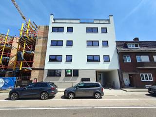 <p><span>Op een boogscheut van het alomgekende "college" van Maasmechelen worden er in een kleinschalig appartementsgebouw 8 wooneenheden gebouwd. Van hieruit ligt zowat alles wat u in het dagelijkse leven nodig heeft op wandelafstand. We denken hier aan winkels, bakkers, het gemeentehuis maar ook de gezellige terrasjes in het centrum. Het openbaar vervoer stopt op slechts enkele meters. Bovendien bent u op 2 minuten van het op- en afrittencomplex van de autosnelweg E314.</span></p><p><span> </span></p><p><span>Vanaf het eerste tot en met het vierde verdiep zijn er éénslaapkamerappartementen. Deze hebben een verschil in grootte als u het linkse of het rechtse appartement bekijkt. Wel krijgen ze hetzelfde afwerkingsniveau en hebben ze bovendien een ruim terras aan de achterkant. Hier heeft u een vrij zicht.</span></p><p><span> </span></p><p><span>Gelijkvloers is er een ruim appartement van maar liefst 118 m² met 2 slaapkamers en een terras aan de achterkant.</span></p><p><span>Het bovenste verdiep wordt een penthouse met 2 slaapkamers. Dit uniek appartement heeft omwille van de terrassen aan de voor- en achterkant een geweldig uitzicht over Maasmechelen. Het is ook het enige appartement op dit verdiep. U heeft hier dus geen buren.</span></p><p><span> </span></p><p><span>In het gebouw is er een lift. Voor ieder appartement wordt er een kelderberging voorzien. Ook is er een autostaanplaats. Deze laatste is niet inbegrepen in de prijs.</span></p><p><span> </span></p><p><span>Ook zeer interessant als vastgoedbelegging met een brutorendement van 4%. Wij kunnen als kantoor ook hier uw adviseur in zijn en u ontzorgen.</span></p><p><span> </span></p><p><span>Heeft u graag meer info over dit project dan kan u ons contacteren op het nummer 089/77.23.20 of via mail naar Fabian@jemar.be.</span></p><p><span> </span></p><p><span> </span></p>