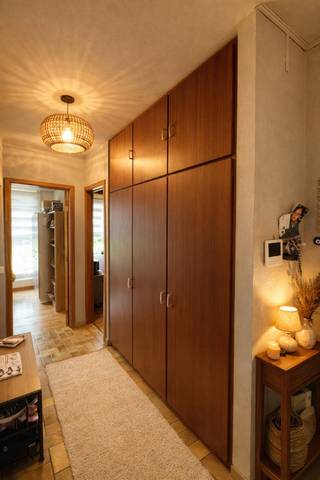 TE KOOP - SINT-AMANDSBERG. Het appartement is gelegen op de eerste verdieping, met de optie om een bijhorende garage aan te kopen. Via de inkomhal bereikt u een lichtrijke leefruimte waar een gezellige zithoek en eethoek naadloos in elkaar overvloeien. De ingerichte keuken sluit aan op een praktische berging, terwijl een apart gastentoilet voor extra comfort zorgt. Verder zijn er drie volwaardige slaapkamers die tal van mogelijkheden bieden voor gezinnen, thuiswerk of hobbyruimte.<br /><br />Het appartement ademen een warme, huiselijke sfeer en behouden enkele charmante vintage accenten die karakter en authenticiteit toevoegen. De parketvloer versterkt het gezellige gevoel, terwijl het ruime terras uitnodigt om in alle rust te genieten van het mooie uitzicht op het omliggende park. <br /><br />Hoewel een opfrissing de mogelijkheid biedt om het appartement volledig naar eigen smaak in te richten, vormen ze vandaag reeds een solide basis met een doordachte indeling, veel potentieel en een uitstekende ligging. Een unieke kans voor wie op zoek is naar een ruim appartement met karakter.<br />EPC label D