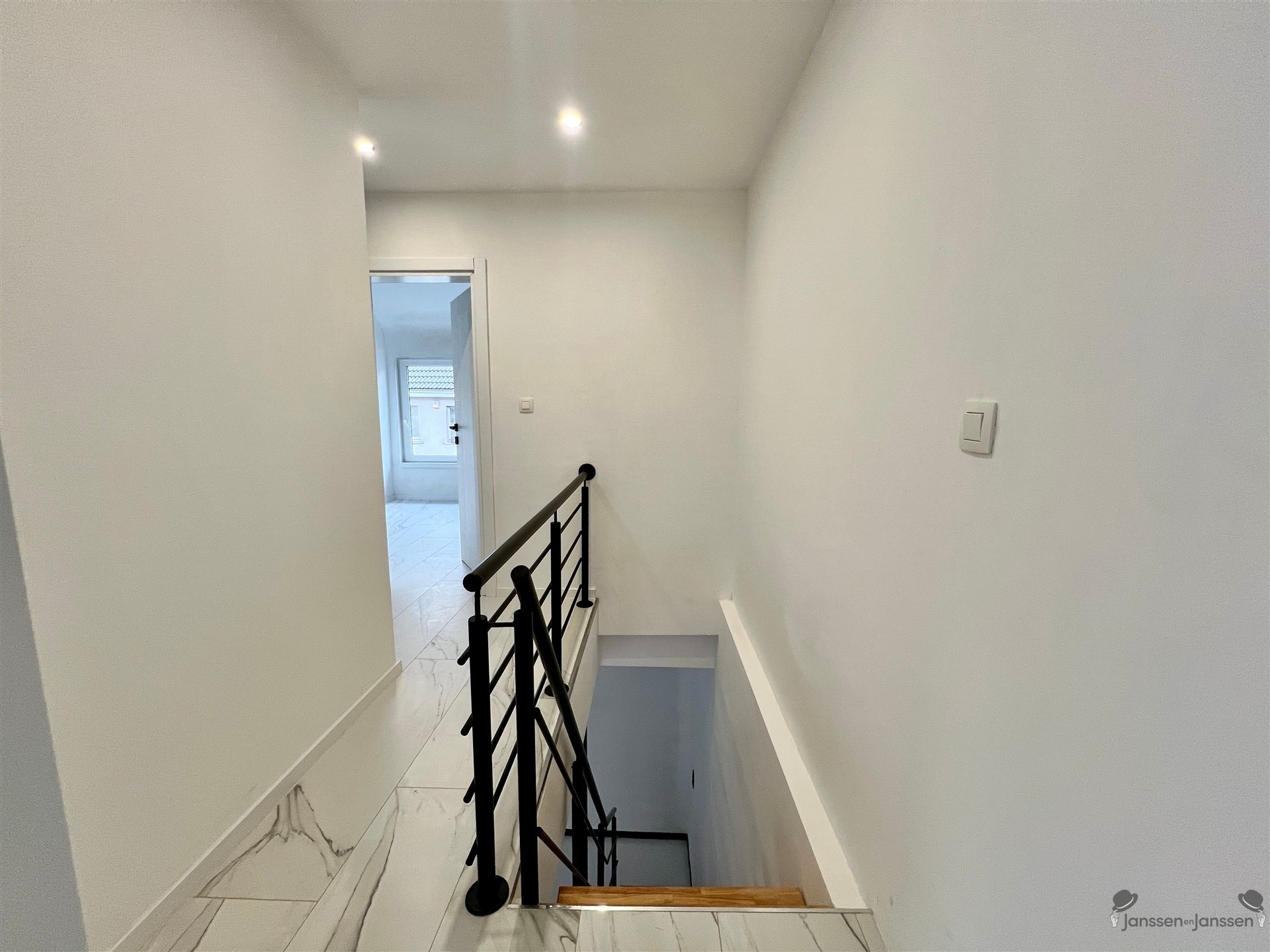 Gerenoveerde rijwoning met 2 slaapkamers - foto 5