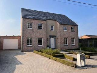 Rust, ruimte en instapklaar wonen – Charmante gezinswoning met garage in Balen<br /><br />Droom je van een woning waar je elke dag in alle rust kan thuiskomen? Deze instapklare, charmante gezinswoning ligt in een doodlopende straat en combineert groen wonen met modern comfort, veiligheid en energiezuinigheid.<br /><br />De lichtrijke leefruimte met keuken en erker vormt het warme hart van de woning – de ideale plek om samen te leven, te ontspannen en mooie momenten te delen. Dankzij de vloerverwarming op het gelijkvloers geniet je hier het hele jaar door van aangenaam wooncomfort. Met een EPC-label B, conforme elektriciteit, zonnepanelen met bijhorende energiecertificaten, automatische rolluiken en camerabewaking woon je bovendien energiezuinig, modern en zorgeloos. Op het gelijkvloers vind je daarnaast een praktische berging en een bureauruimte.<br /><br />Op de verdieping bevinden zich vier volwaardige slaapkamers, een badkamer en een apart toilet – perfect voor gezinnen of wie graag extra ruimte heeft. De zolder biedt bijkomende mogelijkheden voor het creëren van extra kamers, volledig naar eigen wensen in te richten.<br /><br />De aansluitende garage zorgt voor extra comfort en gebruiksgemak.<br /><br />Ook de ligging is een absolute troef: rustig wonen in een groene omgeving, met natuur, wandel- en fietsmogelijkheden vlakbij. Winkels, voorzieningen en het centrum bevinden zich op slechts 1,5 km.<br /><br />Een woning die rust, ruimte en toekomstgericht wonen perfect combineert. Een plek waar je je meteen thuis voelt.<br />