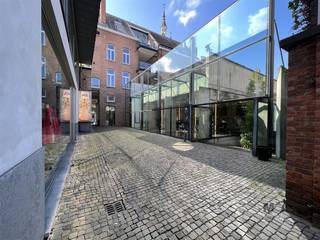 <p><span>Herenhuis opgesplitst in een commercieel gelijkvloers met kelder en 3 appartementen.  Het gebouw werd omstreeks 1898 gebouwd door een Jeneverstoker en gemeenteraadslid.  Een herenhuis met een opvallend mooie gevel en zij-etalage en bijkomende zij-inkom voor het commercieel gedeelte.<br />Het pand van een interessante ligging in de bekende Kapelstraat, op een absolute toplocatie zowel naar residentieel wonen als naar Retail/handel.</span></p><p><span>Bij de bouw van dit pand werd de voormalige uitgang van de dienstwagens van </span><span><span>het post- en telegraafkantoor</span></span><span>.  </span><span>Nu verbindt de <span>Peterseliesteeg</span></span><span> de Kapelstraat</span><span><span>https://hasel.be/kapelstraat-26</span></span><span> </span><span>met de </span><span><span>Havermarkt</span></span><span>.  </span><span>Op de steeg rust een recht van doorgang.</span></p><p><span><br />In 2006 werd een vergunning afgeleverd en uitgevoerd tot het verbouwen van het handelspand tot een handelspand met 3 appartementen.  Door de jaren heen werd het gebouw zeer goed onderhouden.</span></p><p><span>Indeling:</span></p><ul><li><span>Winkel</span><span>: 125 m², gelijkvloers voorzien van winkel, behandelkamer, sanitair, kitchenette, sociale ruimte + 2 bergkelders.  De hoofdinkom is via de Kapelstraat, via de Peterseliesteeg is een 2</span><span><sup>e</sup></span><span> zij-inkom in een 10 meter lange etalage.  <br />EPC handel: 753. 20210531-0002422621-KNR-1</span></li><li><span>Verdieping 1</span><span>: 82 m² appartement met inkomhal, WC, berg-/wasplaats, leefruimte, keuken, nachthal, badkamer, 1 slaapkamer.  Zonneterras van +/- 42 m² en balkon aan de straatzijde. <br />EPC: 183. 20210531-0002422428-RES-1.</span></li><li><span>Verdieping 2</span><span>: 82 m² appartement met inkomhal, WC, berg-/wasplaats, leefruimte, keuken, nachthal, badkamer, 1 slaapkamer.  <br />EPC: 166. 20210531-0002422575-RES-1.</span></li><li><span>Verdieping 3</span><span>: 94 m² duplex appartement met inkomhal, WC, berg-/wasplaats, zitruimte met zonneterras van +/- 8 m², keuken, eetruimte, badkamer, overloop, 1 slaapkamer. <br />EPC: 177. 20210531-0002422593-RES-1.</span></li><li><span> </span></li></ul><p><span>Betreft verhuringen: de maandelijkse huurinkomsten van de appartementen bedragen : € 2.130.</span></p><p><span>Het handelsgelijkvloers is momenteel niet verhuurd.</span></p><p><span> </span></p><p><span>EPC Gemeenschappelijke Delen: 20210531-0002422231-GD-6 dd 31/05/2021.</span></p><p><span>Plannen ter inzage op kantoor.</span></p><p><span>Troeven:</span></p><ul><li><span>alle appartementen hebben een </span><span>B-label EPC </span><span>!</span></li><li><span>alle huurovereenkomsten zijn indexeerbaar.</span></li><li><span>ligging: mooie winkelstraat met alle faciliteiten in de omgeving</span></li><li><span>nutsmeters </span><span>(water, elektriciteit en aardgas) </span><span>individueel</span></li></ul><p><span>Bent u geïnteresseerd in dit opbrengsteigendom? Aarzel dan niet om ons te contacteren!  U bereikt ons dagelijks telefonisch op 0485 34 56 71 of maak een afspraak bij ons in het vastgoedkantoor MCA-Vastgoed, Kapelstraat 21 Hasselt.</span></p><p><span> </span></p>