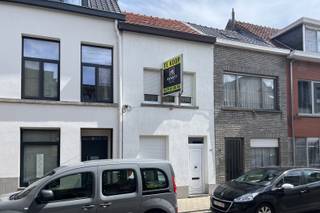 Instapklare en moderne gezinswoning in het centrum. Uitstekend onderhouden en in 2015 volledig gerenoveerd met duurzame en kwalitatieve materialen. Ideaal gelegen op enkele minuten wandelen van het stadscentrum, de Vesten en het station. Winkels, scholen, supermarkten, openbaar vervoer, sport- en stadsfaciliteiten zijn vlakbij. <br />Indeling: GLV - inkomhal, open en lichtrijke woonkamer, volledig geïnstalleerde keuken met groot kookeiland en merktoestellen. Verder de technische berging met aansluiting voor WM/DK. Achteraan is een douchekamer met lavabo en toilet. <br />Bovenverdieping: nachthal met directe toegang tot 2 ruime slaapkamers en een comfortabele badkamer met inloopdouche, dubbele lavabo en extra toilet. De zolder is bereikbaar via een plivo-trap. <br />De onderhoudsvriendelijke tuin en het gezellige terras zijn een ware oase van rust . <br />Achteraan de tuin is er een leuk bijgebouw met 2 verdiepingen. Via dit bijgebouw is er toegang tot een achterliggende parking.<br />Kenmerken<br />+ ideale gelegen <br />+ compleet gerenoveerd<br />+ gunstig EPC-label (B)<br />+ asbestveilig<br />+ elektriciteit = conform<br />Bekijk deze leuke en ruime stadswoning reeds via onze 360°-tour op www.avantivastgoed.be<br />Voor een bezoek, bel 0479 01 00 00 of mail info@avantivastgoed.be