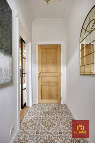 Cette propriété récemment rénovée est située à proximité des commerces et des transports en commun et après avoir été rénovée