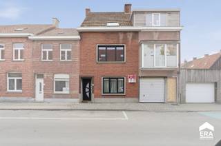 Te koop: ruim gesloten huis in het centrum van Roeselare, op wandelafstand van scholen, park en openbaar vervoer. Deze woning uit 1947 biedt een...