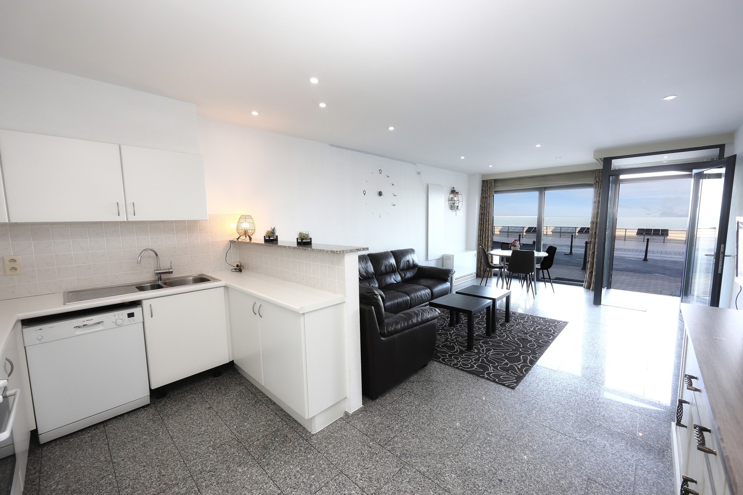 Lichtrijk appartement met frontaal zeezicht, zonneterras en 2 slaapkamers – Mariakerke-Oostende - photo 1