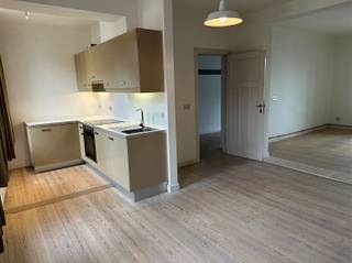 Ruim appartement met 2 slaapkamers Te Edelare. INDELING Dit gezellige appartement omvat 2 verdiepingen. Op het eerste verdiep heb je de living met...