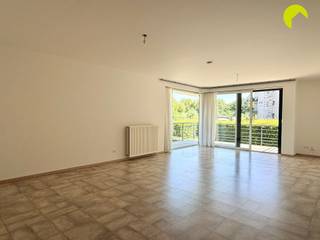 <p><span>Dit lichtrijk en ruim appartement ligt in een woonwijk nabij winkels, openbaar vervoer, …</span></p><p><span>Het appartement bevindt zich op de hoek van een rustig gebouw waardoor u tevens ook kan genieten van veel lichtinval door de vele ramen.</span></p><p><span> </span></p><p><span>Indeling:</span></p><p><span>We betreden het appartement via de inkomhal, langs hier zijn alle ruimtes toegankelijk.</span></p><p><span>De leefruimte bevat grote raampartijen en geeft toegang tot het hoekterras, hier kan u zowel genieten van de zon als rustig vertoeven in de schaduw.</span></p><p><span>De keuken is gedeeltelijk open en is voorzien van de nodige toestellen: koelkast, oven, vaatwasser, inductie kookplaat, dampkap, spoelbak en opbergkasten.</span></p><p><span>Naast de keuken is er een handige berging voorzien met aansluiting voor een wasmachine en een condensatiedroogkast, alsook voldoende ruimte om nog een diepvries of opbergrekken te plaatsen.</span></p><p><span>In de nachthal is er een apart toilet met handenwasser, naastliggend vinden we badkamer, deze is voorzien van zowel een bad als douche en 2 wastafels.</span></p><p><span>De 2 slaapkamers zijn beide volwaardig (+- 13m² en 19m²) en vinden we terug aan het einde van de nachthal.</span></p><p><span> </span></p><p><span>Het appartement werd volledig geschilderd, enkele gordijnen en vliegenramen zijn reeds voorzien.</span></p><p><span>Doorheen de groene omgeving zijn er nog parkeerplaatsen voor bezoekers voorzien.</span></p><p><span> </span></p><p><span>Ten slotte is er nog een zeer brede garagebox onder het appartement bij aan te huren voor €75. (Afmetingen: 4.55m x 5.29m, 1.92m hoog)</span></p><p><span> </span></p><p><span>Nuttige informatie:</span></p><ul><li><span>Beschikbaarheid: onmiddellijk</span></li><li><span>Maandelijkse lasten: €150 (incl provisie water, syndicus, lift, onderhoud gemene delen, …)</span></li><li><span>Huurwaarborg: 3 maanden</span></li><li><span>Plaatsbeschrijving €225 per partij</span></li><li><span>EPC label C</span></li></ul><p><span> </span></p><p><span>Boek nu zelf ONLINE uw afspraak in. Surf naar het betreffende eigendom op onze website <span>www.habicom.be</span></span><span> en klik op de roze knop </span><span>'PLAN EEN BEZOEK'</span><span>. </span></p><p><span>Kies het moment dat u het beste uitkomt, vul de gevraagde contactgegevens in en klik nadien op verzenden om te bevestigen. </span></p><p><span> </span></p>