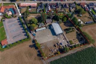 <p>Op een fijne en goed bereikbare locatie aan de Gilseinde in Ravels bevindt zich deze veelzijdige eigendom. Van buitenaf lijkt het een aangename en charmante woning, maar achter de woning ontvouwt zich een verrassend ruim geheel met een uitzonderlijk ruime tuin, een groot terrein, diverse (bedrijfs)gebouwen, werkplaatsen en kantoorruimtes.</p>
<p>Deze eigendom is bijzonder interessant voor paardenliefhebbers, tuinierbedrijven en loonwerkers. Daarnaast biedt ze een ideale opportuniteit voor ondernemers, zelfstandigen en iedereen die wonen en werken wil combineren. Dankzij de ruime opzet en de vele mogelijkheden vormt deze eigendom een mooie combinatie van wooncomfort en professionele ruimte.</p>
<p><strong>Gelijkvloers<br /></strong>Vanuit de inkomhal heeft u toegang tot de woonkamer, maar ook tot de slaapkamer op de begane grond en de badkamer. Deze praktische indeling maakt gelijkvloers wonen perfect mogelijk.</p>
<p>De slaapkamer beschikt over een doorloop naar de dressing en badkamer met ligbad, douche, dubbele wastafel en stoomcabine.<br /><br />De woonkamer vormt het hart van de woning en beschikt over een indrukwekkende hoge nok, sfeervolle schouw met gashaard en open vide met zicht op de verdieping. De open keuken is uitgerust met kwalitatieve Miele-toestellen en werd enkele jaren geleden vernieuwd. Aansluitend zijn er een voorraadberging, wasplaats en toilet.<br /><br />Extra voorzieningen zijn o.a.: zonnepanelen met batterij, carport met laadpaal, centrale stofzuiginstallatie, alarmsysteem, regenwaterput aangesloten op toilet en wasmachine, elektrische zonwering en kruipruimte.<br /><br /><strong>Verdieping<br /></strong>De ruime open vide met stijlvolle balustrade zorgt voor een mooie verbinding tussen de leefruimtes. De verdieping biedt mogelijkheden als hobbyruimte, kantoor of extra slaapkamers. Er zijn ingebouwde kasten, een keukenhoek met spoelbak en twee slaapkamers met wastafel. Eén slaapkamer geeft toegang tot een extra zolderkamer.<br /><br /><strong>Buitenruimte<br /></strong>Van buitenaf is nauwelijks te vermoeden welke omvang en mogelijkheden zich achter de woning bevinden. Deze groene oase biedt volop privacy, sfeervolle zitplekken en tal van mogelijkheden om te ontspannen.</p>
<p>De buitenruimte beschikt o.a. over een ruim aangelegde tuin, tuinhuis, vijver, moestuin/groentetuin, diverse fruitbomen, prachtige treurwilg, buitenverlichting, groene zones voor dieren en een geboorde grondwaterput van 12 m diep.<br /><br /><strong>Brasserie/feestzaal<br /></strong>Een bijkomende troef is de aparte brasserie/feestzaal van ca. 125 m² met bar en toiletvoorziening. Aan de voorzijde van de brasserie bevindt zich een sfeervolle pergola met leilinden en aansluitend een jeu-de-boulesbaan.<br /><br /><strong>Loods/werkplaats/kantoren<br /></strong>Via de achtertuin bereikt u het achterliggende terrein met bedrijfsgebouwen. De loods met verdieping is geschikt voor diverse (professionele) activiteiten. Dankzij de aparte toegangsweg is het terrein rechtstreeks bereikbaar.<br /><br />Het gebouw beschikt over meerdere ruimtes, een vrije hoogte tot ca. 5 m, elektrische toegangspoorten, krachtstroom, kantoorruimtes, toilet en een keuken. Daarnaast is er een aparte loods van circa 104 m² met schuifpoorten en krachtstroom. Tevens is er ruime parkeergelegenheid op het terrein.<br /><br /><strong>Een unieke kans<br /></strong>Deze veelzijdige eigendom is eigenlijk moeilijk volledig te omschrijven in één advertentie.</p>
<p>De combinatie van de aangename woning, de indrukwekkend ruime tuin, het achterliggende terrein, de verschillende gebouwen, kantoren, werkplaatsen, opslagmogelijkheden en de vele extra voorzieningen moet u vooral zelf komen ontdekken.</p>
<p>Een bezoek ter plaatse is dan ook absoluut de moeite waard.<br /><br />Meer info of een bezichtiging? Contacteer ons via: +32 (0) 14 65 03 79 of info@verlouwvastgoed.be.</p>