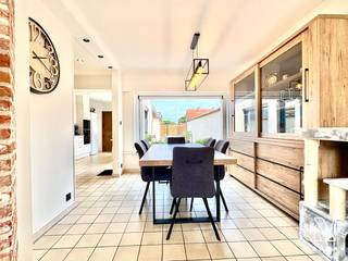 Welkom in deze instapklare woning, gelegen in een rustige en kindvriendelijke woonwijk te Bavikhove, met tuin, garage en uitweg!<br /><br />Bij het betreden van de woning komt u binnen in de ruime inkomhal. Aanpalend bevindt zich de lichtrijke leefruimte, waar plaats is voor zowel een zithoek als een eetplaats. Dankzij de gashaard geniet u hier bovendien van een aangename, gezellige warmte.<br />Verder bevindt zich de keuken, uitgerust met alle comfort, waaronder een oven, microgolfoven en fornuis.<br />Op het gelijkvloers bevindt zich eveneens de ruime badkamer, voorzien van een inloopdouche, ligbad, dubbele wastafel en toilet.<br />Via de keuken heeft u toegang tot de kelder, die ideaal is als extra bergruimte.<br /><br />Op het eerste verdiep vindt u de twee volwaardige, ruime slaapkamers. Verder is er een praktische dressing, alsook een aparte wasplaats met aansluiting voor een wasmachine en droogkast. Daarnaast is er op deze verdieping een extra toilet voorzien.<br /><br />Verder is er de ruime zolder.<br /><br />Deze woning beschikt over een onderhoudsvriendelijke, aangename tuin, waar plaats is voor een buitentafel en zithoek. Een ideale plek om op zonnige dagen te kunnen genieten. De tuin is voorzien van een apart tuinpoortje.<br />Tot slot en als extra troef beschikt deze woning over een ruime garage en uitweg. Hier is voldoende plaats om twee wagens te parkeren.<br /><br />TROEVEN:<br />+ Conforme elektriciteit<br />+ Garage met uitweg<br />+ Instapklaar<br />+ EPC D: geen renovatieverplichting