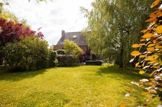 Welkom in deze prachtige woning gelegen in Herne op wandelafstand van station en centrum. Dit ruime huis biedt alles wat u nodig heeft voor een comfortabel gezinsleven , gebouwd op een perceel van 933 vierkante meter. De woning beschikt over drie slaapkamers, badkamer, toilet en inrichtbare zolder, perfect voor een groeiende familie of voor gasten. Het huis straalt moderniteit en stijl uit dankzij zijn zeer goed onderhouden interieur en doordachte indeling. Zodra u binnenkomt, wordt u ontvangen door een indrukwekkende open leefruimte waar de woonkamer, eetkamer , keuken en bureauruimte naadloos in elkaar overgaan. Deze ruimten baden in het natuurlijk licht dankzij grote ramen die uitzicht bieden op de prachtige tuin.De keuken is voorzien van moderne apparatuur en hoogwaardige afwerkingen. Het buitengebied is werkelijk mooi met een weelderig tuin omgeven door volwassen beplanting. Diverse terrassen en zitplekken nodigen u uit tot buiten genieten. De woning beschikt over een praktische garage en bergingskelder. Dit is de ideale woning voor wie zoekt naar een combinatie van stijl, ruimte en kwaliteit in een aangename woonomgeving. EPC C 209, elektriciteit conform, 20 zonnepanelen, cv warmtepomp. Te bezoeken