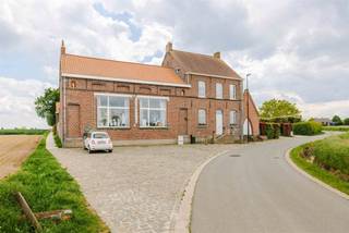 <p><span>MULLEM - Situé dans un cadre idyllique, au milieu de vastes champs et avec vue sur le centre pittoresque du village de Mullem, cet </span><span>ancien bâtiment scolaire</span><span> regorge de caractère et</span><span>offre de </span><span> nombreuses possibilités. Un bien patrimonial unique, idéal pour ceux qui rêvent d'un projet d'exception dans un cadre de charme.</span></p><p><span>Le bâtiment comprend deux salles de classe spacieuses, un large couloir central, des sanitaires, une pièce à l'arrière avec des combles et une grande annexe qui servait autrefois également de salle de classe. L'ancienne cour de récréation et les volumes généreux créent un cadre inspirant pour une utilisation créative. Une combinaison d'habitation et de travail, un atelier, un cabinet professionnel, un bureau, une galerie, un lieu d'événements, une maison « kangourou » ou une exploitation touristique font partie des possibilités, sous réserve de l'accord du service de l'Environnement.</span></p><p><span>Le bâtiment a été entièrement rénové, est exempt d’amiante et a été classé au patrimoine architectural, ce qui l’exempte de l’obligation de rénovation résidentielle. Son emplacement calme et rural offre une intimité totale, tandis qu’Audenarde, Gand et l’E17 sont facilement accessibles via la N60.</span></p><p><span> La possibilité d’acquérir également l’ancienne maison de l’instituteur attenante constitue</span><span>une plus-value exceptionnelle</span><span>. Ensemble, ces deux bâtiments forment un ensemble historique rare offrant des possibilités inédites à ceux qui recherchent une combinaison exclusive de logement et de lieu de travail ou un projet immobilier unique.</span></p><p><span>Prix indicatif :</span><span> 610 000.</span></p>
