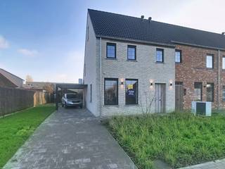Deze volledig nieuwe en compleet afgewerkte halfopen woning bevindt zich in de Breydelhofwijk in Brielen, op een vijftal minuutjes van Ieper. Het...