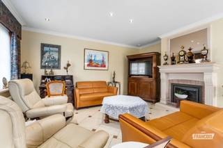 Op zoek naar een instapklare woning in Roeselare met garage, zonnige tuin en verrassend veel ruimte? Deze verzorgde open bebouwing in de Menenpoortstraat 15 combineert een praktische gelijkvloerse indeling met een aangename tuin, garage en een verrassend ruimte zolderverdieping. Ideaal voor wie rustig wil wonen met alle dagelijkse voorzieningen binnen handbereik.<br /><br />Binnen word je verwelkomd in een warme, lichtrijke woonomgeving met aansluitend een ruime eetplaats. De keuken is praktisch ingericht en biedt een aangename basis om verder te personaliseren. De keuken is uitgerust met onder andere een elektrische kookplaat, oven, vaatwasser,... en hier geniet je van een aangenaam zicht op de tuin en het overdekte terras. Ideaal om het hele jaar door te genieten van de buitenruimte. <br /><br />Op het gelijkvloers vind je ook nog 2 slaapkamers, een badkamer (vernieuwd in 2021) met dubbele wastafel, in loopdouche en toilet) en garage terug. <br /><br />Mits het plaatsen van een vaste trap kan er op de eerste verdieping nog extra kamers of andere ruimtes gecreëerd worden. <br /><br />De voortuin en oprit zorgen bovendien voor een verzorgde eerste indruk, terwijl de garage extra comfort biedt voor wie op zoek is naar parkeergelegenheid of bijkomende bergruimte.<br /><br />Ideaal als gezinswoning of stevige basis voor wie wil opfrissen/optimaliseren.<br /><br />Interesse in deze woning in Roeselare? Contacteer Immo Francois voor meer info of een bezoek ter plaatse — we helpen je graag verder.<br /><br />