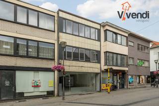 Op wandelafstand van de Grote Markt op een invalsweg van het centrum treft u dit handelshuis bestaande uit een commerciële ruimte van ca. 105m² op...