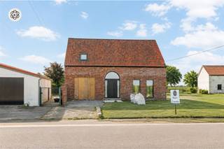 <p><span><strong>Opportunité : MAISON EN GROS ŒUVRE à aménager, offrant de nombreuses possibilités de finition !</strong> Cette construction ouverte constitue la base idéale pour aménager la maison de vos rêves entièrement selon vos goûts et votre budget. Grâce à son emplacement dégagé et à son jardin orienté vers la droite, vous profiterez d’espace, de lumière et d’innombrables possibilités.</span></p><p><span><strong>AGENCEMENT :</strong></span><span><br />Hall d'entrée, vaste pièce à vivre, cuisine, débarras et garage intégré. Au premier étage se trouvent 3 chambres et une salle de bains. Il est également possible d'aménager les combles en espace de rangement supplémentaire ou en atelier de loisirs.</span></p><p><span><strong>Qu’est-ce qui rend cette maison unique ?</strong></span><span><br />♦ Construction ouverte offrant</span><span>un</span><span>grand</span><span>potentiel<br />♦ Fenêtres en PVC à double vitrage déjà</span><span>installées<br />♦ Jardin orienté vers la droite avec</span><span>un</span><span>agréable</span><span>espace extérieur<br />♦ Maison à finir entièrement selon vos propres souhaits et votre style</span></p><p><span><strong>À qui cette maison convient-elle le mieux ?</strong></span><span><br />♦ À ceux qui souhaitent aménager une maison entièrement selon leurs goûts.</span><span><br />♦ Aux familles à la recherche d’une maison spacieuse dans un lotissement ouvert.</span><br /><span>♦ Pour les bricoleurs ou les constructeurs qui souhaitent réaliser leur propre projet immobilier.</span></p><p><span>Visite sur rendez-vous avec <strong>Immo Beguin</strong>, votre expert immobilier depuis 2009.</span><span><br />✉️ </span><span><strong>emmy@immobeguin.be</strong></span></p>