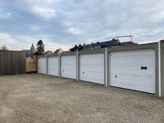Op zoek naar een oplossing voor parkeerprobleem? Deze ruime garagebox met elektrische poort is gelegen in het centrum van Oostkamp, vlakbij...