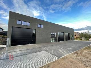 Reeds verhuurde nieuwbouw KMO-unit met een oppervlakte van 108 m² te koop, ideaal als investering, op de nieuwe bedrijvenzone langs de bedrijvige Brugsesteenweg, nabij de Oostendsebaan met een onmiddellijke verbinding naar de A10 op- en afrit Gistel &amp; de E40 op- en afrit Oudenburg.<br /><br />De casco magazijnruimte (brandklasse C) heeft een vrije hoogte van +/- 6 m en is opgebouwd uit een staalconstructie met een silexbetonplint en geïsoleerde sandwichpanelen. Verder is de loods uitgerust met een automatische sectionale poort (4 m B  x 4,5 m H), lichtstraat met rookluik en polybetonvloer. Dankzij de afzonderlijke toegangsdeur en raampartij boven de deuropening kan men een kantoor / showroom inbouwen. De unit maakt deel uit van fase II van de gloednieuwe KMO-ontwikkeling "De Gaffel" bestaande uit 15 KMO-units te koop met oppervlaktes van 126 m² tot 227 m² (samenvoegbaar tot +/- 850 m²) waarvan 2 units met kantoor (46 m² &amp; 99 m²) en 1 unit met een casco woning (192 m²). De loodsen aan de voorzijde van het project zijn op de 1e verdieping voorzien van een mezzanine en glaspartijen. De KMO-unit in combinatie met woning (met landelijk zicht) situeert zich aan de achterkant van de site. Per magazijn is er minstens één privatieve parkeerplaats. De unit is reeds verhuurd met een maandelijkse huurprijs van €650/maand, wat deze investering extra interessant maakt.<br /><br />Contacteer PANORAMA B2B voor meer inlichtingen, plannen of een vrijblijvend plaatbezoek 0476 215 115.