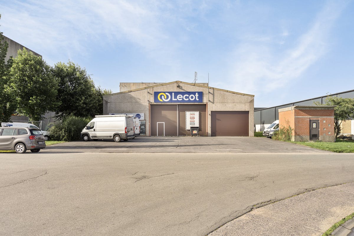 Centraal gelegen baanwinkel met parkeerplaatsen te Veurne . - foto 2