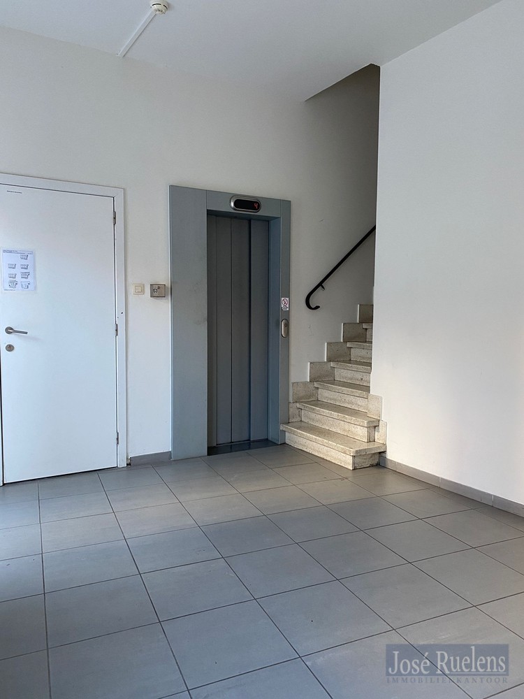 Bemeubelde , ruime studio op de derde verdieping - foto 4