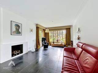 Instapklare villa op een interessante locatie bestaande uit een inkomhal, ruime leefruimte met eet-en zithoek + gashaard, volledig uitgeruste...
