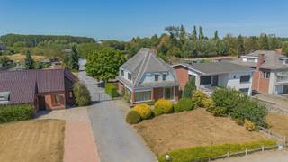 <p><span>RUIME EN GRONDIG OP TE FRISSEN OPEN BEBOUWING 189M² MET 3 SLAAPKAMERS, GARAGES EN GROTE WEST-GEORIËNTEERDE TUIN OP 19A53CA</span></p><p><span>landelijke ligging op wandelafstand van natuurreservaat "Blaasveldbroek" nabij centrum Blaasveld (Willebroek) met vlotte bereikbaarheid via A12, E19, N16 en N17</span></p><p><span> </span></p><p><span>Gelijkvloers:</span><span> Inkomhal (3,8 x 2,9m) / living (8,5 x 4,8m) / eetplaats (5,5 x 2,3m) / keuken (4,1 x 2,8m) / bijkeuken (1,6 x 1,4m) / wc / garage (4,7 x 3,3m).</span></p><p><span>1ste verdieping:</span><span> Nachthal / 3 slaapkamers (20m²; 4,3 x 4,1m; 3,1 x 2,7m) / badkamer met wastafel, douche en wc.</span></p><p><span>Stockage-zolder.</span></p><p><span>kelder (9m²).</span></p><p><span>Garage - tuinberging (14,7 x 3m)</span></p><p><span>Oprit met meerdere autostaanplaatsen.</span></p><p><span> </span></p><p><span>Woning is voorzien van luchtverwarming (C.V. op gas) en een warmtepomp lucht-lucht (airco).</span></p><p><span> </span></p><p><span><br /><br /></span></p><p><span> </span></p>
