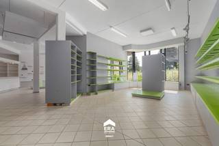 <p>Deze ruime handelswoonst in het centrum van Peer combineert wonen en werken op een unieke manier. Dankzij de gunstige ligging geniet je van de levendige stadskern van Peer alsook de goede verbindingen met omliggende gemeenten.</p>
<p>Het pand, gebouwd in 1990, beschikt over een handelsruimte met een opslagruimte van ca. 300 m² en een winkelgedeelte van ca. 180 m². Daarbovenop is er een woonst van 350 m² met 3 slaapkamers, een bureauruimte (eventueel extra slaapkamer) en een badkamer. Het ruime dakterras van 140 m² maakt dit geheel compleet. Het pand is instapklaar en is luxueus ingericht naar omvang. Ook is er een extra polyvalente ruimte voorzien van 88 m² die kan dienen als &quot;Mancave&quot; of als Bureel.</p>
<p><strong>Enkele troeven:</strong></p>
<ul><li><strong>Veelzijdige ruimte:</strong> Handel, opslag en wonen op één locatie met een totale oppervlakte van meer dan 750 m². Het combineren van een thuiswerkplek en wonen is hier perfect mogelijk.</li><li><strong>Comfortabele woonst:</strong> 3 slaapkamers, een bureauruimte en een groot dakterras van 140 m² bieden volop wooncomfort en luxe.</li><li><strong>Energiezuinig:</strong> Dankzij zonnepanelen, zonneboiler, warmtepomp en dubbele beglazing behaalt de woning een gunstig EPC-label A.</li><li><strong>Centrale ligging:</strong> Gelegen in Peer centrum, met wandel- en fietsroutes in de buurt en een vlotte verbinding richting Pelt en Hechtel-Eksel.</li></ul>
Bent u benieuwd naar deze unieke kans? Neem dan zeker contact met ons op via impact@era.be op 089 46 48 63. Lander helpt je graag verder.