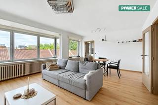 Topligging in het centrum:<br />De locatie van dit appartement is een absolute sterkte. Je woont hier te midden van het centrum, met sfeervolle horeca, lokale boetieks en supermarkten letterlijk op wandelafstand. Bovendien geniet je dankzij de nabijheid van het treinstation van een uitstekende en vlotte verbinding naar de omliggende steden. Alles wat je nodig hebt, ligt binnen handbereik!<br /><br />Indeling:<br />Je betreedt het appartement op de bovenste verdieping via een centrale inkomhal, die toegang verleent tot alle vertrekken. Aan de voorzijde bevindt zich de lichtrijke en uitnodigende leefruimte. Aanpalend vind je de keuken, die kan uitgroeien tot een prachtige, moderne kookruimte.<br /><br />Aan de rustige achterzijde van het appartement bevinden zich twee volwaardige slaapkamers, waarvan er één is uitgerust met een aangenaam balkon en airco. Tot slot beschikt de woonst over een apart toilet en een badkamer voorzien van een ligbad.<br /><br />Eindeloos potentieel:<br />Zie het als een blanco canvas: dit is dé ultieme kans voor slimme investeerders, jonge starters of creatieve zielen om de afwerking en inrichting 100% naar eigen smaak en budget te bepalen.<br /><br />De grootste troeven op een rij:<br /><br />Absolute topligging: In het bruisende centrum met het station vlakbij.<br /><br />Aangename indeling: 2 volwaardige slaapkamers én een balkon.<br /><br />Energiezuinig: Een mooi EPC-label C, dus geen acute renovatieplicht!<br /><br />Meteen van jou: Beschikbaar bij het verlijden van de akte.<br /><br />Gepersonaliseerd wonen: De ideale basis om helemaal naar jouw eigen hand te zetten.<br /><br />Zie jij de geweldige mogelijkheden die achter deze voordeur schuilen? Neem dan vandaag nog contact op en kom het enorme potentieel zelf ontdekken tijdens een rondleiding!<br /><br /><br /><br />Bestuursmaatregelen in het maatregelenregister: in aanvraag