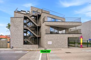 In Poperinge, gelegen in de Heilig-Hartstraat bevindt zich deze kleinschalige residentie, dit met 6 appartementen. Deze nieuwe residentie wordt afgewerkt in 2026 en werd gebouwd door Bouwonderneming Catteeu en Karure group. Met zijn interessante locatie dichtbij de Grote Markt (650m), allerlei voorzieningen (dokter, apotheek, winkels, scholen, horeca, sportgelegenheid) én voldoende gratis parking is dit een buitenkans! Er zijn nog 5 appartementen beschikbaar, telkens verschillend ingedeeld maar steeds kwalitatief afgewerkt. De keuken kan bij de meeste appartementen nog zelf worden gekozen én zitten in de prijs vervat. <br /><br />Er is mogelijkheid om een staanplaats bij te kopen, verder is er ook een gemeenschappelijke fietsenberging. <br /><br />Ben je een investeerder die zorgeloos wil verhuren of wil je liever zelf rustig maar centraal in Poperinge wonen? Maak dan meteen een afspraak met Manon (+32 475 21 56 22) voor een bezoek ter plaatse! <br /><br />Algemene informatie: <br /><br />- Terras aanwezig<br /><br />- EPC-label: A<br /><br />- Verwarming en actieve koeling: warmtepomp lucht/lucht<br /><br />- Lift aanwezig<br /><br />- Gemeenschappelijke waterontharder en regenwaterput <br /><br />Troeven<br /><br /><ul><li>Topligging in Poperinge<br /><br /></li><li>Staanplaats kopen mogelijk<br /><br /></li><li>Keuken naar eigen keuze</li></ul>