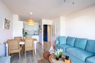 Deze parel ligt in dit autoluw domein direct aan het buitenzwembad waardoor u continu een fijn vakantiegevoel heeft!<br /><br />Indeling: inkomhall met slaaphoek; badkamer met douche, toilet en wastafel; woonkamer met open kitchinette; groot terras.<br /><br />Het pand wordt gemeubeld aangeboden en u heeft bovendien de mogelijkheid om een buitenparking op het domein zelf aan te kopen mits supplement van 22.500€.<br /><br />Deze topper heeft een EPC van 380 (Label D).<br />