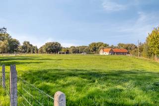 Ontdek deze charmante woning, rustig gelegen in de Bosstraat 31 te Ternat. De woning bevindt zich in de derde bouwlijn en is bereikbaar via een verhard pad. Hierdoor geniet u hier van een uitzonderlijk rustige en groene woonomgeving met veel privacy.
De woning is instapklaar en perfect bewoonbaar, waarbij enkele lichte opfrissingen volstaan om het geheel volledig naar eigen smaak af te werken. Een belangrijke troef is het vernieuwde dak. In combinatie met het gunstige EPC vormt dit een uitstekende basis voor wie op zoek is naar een comfortabele woning zonder ingrijpende renovatiewerken.
Daarnaast biedt de woning nog interessant potentieel. De verdieping kan verder worden ingericht en biedt mogelijkheden voor bijkomende slaapkamers, een bureau of hobbyruimte.
Buiten geniet u van een ruime tuin in een bijzonder rustige, groene omgeving. De ligging in derde bouwlijn zorgt voor een aangenaam gevoel van privacy en rust. Bovendien beschikt het eigendom over een aparte garage.
Een mooie opportuniteit voor wie op zoek is naar een instapklare woning met uitbreidingsmogelijkheden, een ruime tuin en vooral een heerlijke ligging in het groen.
Meer info: Michael@immoaccenta.be