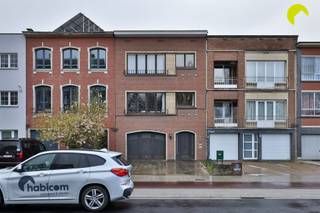 In a central location in Mortsel, close to major roads, schools, shops, and public transportation, we find this spacious home in need of...