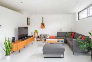 <p>Ruim en lichtrijk 2-slaapkamerappartement (105 m²) met private parkeerplaats.</p><p>Bent u op zoek naar een ruim, comfortabel en energiezuinig appartement op een uitstekende locatie? Dan is dit prachtige appartement van 105 m², gelegen op de eerste verdieping, zeker een bezoek waard. Het gebouw beschikt over zowel een lift als een trap, waardoor het appartement vlot bereikbaar is.</p><p>Het appartement bevindt zich in het centrum van Kalmthout-Heide, op wandelafstand van winkels, openbaar vervoer, scholen, horeca en andere dagelijkse voorzieningen. U geniet er van een rustige woonomgeving met alle nodige faciliteiten binnen handbereik.</p><p>De woning beschikt over twee ruime, volwaardige slaapkamers en een aangename leefruimte met een open keuken, volledig uitgerust met alle nodige toestellen. Dankzij de grote raampartijen geniet het appartement van een overvloed aan natuurlijk licht, wat zorgt voor een open en aangenaam woongevoel.<br />De ruime badkamer is voorzien van zowel een ligbad als een aparte douche. Daarnaast beschikt het appartement over een apart toilet en een praktische, ruime berging met aansluiting voor een wasmachine en een afzonderlijke lavabo.</p><p>Extra troeven:<br />✅ EPC-label B (energiezuinig)<br />✅ Gelegen op de eerste verdieping<br />✅ Lift én trap aanwezig in het gebouw<br />✅ Vaste private parkeerplaats inbegrepen<br />✅ Privatieve kelderberging<br />✅ Gemeenschappelijke fietsenberging<br />✅ Veel natuurlijke lichtinval<br />✅ Ruime en praktische indeling<br />✅ Topligging in het centrum van Kalmthout-Heide</p><p>📅 Beschikbaar vanaf 1 november.</p><p>Interesse? Neem gerust contact op voor meer informatie of een bezichtiging via mail of via telefoon</p>