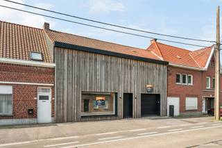 Deze veelzijdige en instapklare eigendom combineert <strong>ruim wonen met professionele mogelijkheden</strong>, ideaal voor zelfstandigen of wie wonen en werken wil combineren.<br /><br /><strong>Indeling gelijkvloers</strong><br /><br />Bij binnenkomst vindt u een ruime <strong>inkomhal die perfect kan dienen als bureel of handelsruimte</strong> (ca. 45 m²), aangevuld met <strong>een garage van 35 m²</strong> met automatische poort.<br /><br />Verder beschikt deze verdieping over:
<ul>
	<li>Burelen (ca. 40 m²) met berging en afzonderlijk toilet;</li>
	<li>Een lichtrijke <strong>eetplaats van 55 m²</strong> met zicht op de tuin en het terras;</li>
	<li>Volledig ingerichte keuken met gezellige ontbijthoek;</li>
	<li>Badkamer met toilet en inloopdouche;</li>
	<li>Wasplaats/technische ruimte.</li>
</ul>
<strong>Verdieping</strong><br /><br />De eerste verdieping omvat:
<ul>
	<li>Nachthal;</li>
	<li><strong>4 volwaardige slaapkamers</strong> (17 m² – 17 m² – 8,7 m² – 16 m²);</li>
	<li>Ruime dressing (13 m²);</li>
	<li>Extra gedeelte met nog eens <strong>2 slaapkamers</strong> (elk 11 m²) en polyvalente ruimte van 26 m² (ideaal als hobbyruimte, bureau of speelkamer);</li>
	<li>Zolderverdieping (kruipzolder).</li>
</ul>
<strong>Buitenruimte</strong><br /><br />De woning beschikt over een <strong>aangelegde koer/terras</strong>, ideaal om te genieten van rust en privacy.<br /><br /><strong>Bijgebouw</strong><br /><br />Achteraan bevindt zich een <strong>loods/magazijn van ca. 150 m² </strong>(gedeeltelijk met verdieping), met een ruime oprit van ca. 190 m² en <strong>een extra uitweg via de zijstraat (Zaveleinde).</strong><br /><br /><u>Troeven van dit pand</u>

<ul>
	<li>Warmtepomp (recent vernieuwd);</li>
	<li>Zonnepanelen aanwezig;</li>
	<li>Bewoonbare oppervlakte: 324 m²;</li>
	<li>Perceeloppervlakte: 742 m²;</li>
	<li>Instapklare woning;</li>
	<li>Sterke visibiliteit en commerciële ligging.</li>
</ul>
<br />EPC-label: C<br /><br />Benieuwd naar dit pand of een andere eigendom? www.coventa.be – 051 222 051