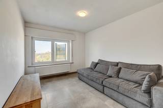 <p>Voor meer info of een bezoek, bel 054 69 39 36 - Gelegen in een rustige straat bevindt zich deze <strong>recent gerenoveerde woning met bijgebouw en zonnige tuin</strong>, waar comfort, ruimte en een uitstekende ligging hand in hand gaan. Deze <strong>instapklare woning met gunstig EPC</strong> werd vernieuwd met oog voor lichtinval, warmte en hedendaags wooncomfort. De <strong>lichtrijke leefruimte met open keuken</strong> vormt het hart van de woning en sluit naadloos aan op het <strong>vernieuwde terras en de onderhoudsvriendelijke tuin</strong>. Het <strong>bijgebouw</strong> biedt tal van mogelijkheden en kan perfect dienen als hobbyruimte, bureau of atelier. Binnen beschikt de woning over <strong>drie volwaardige slaapkamers</strong>, waarvan één momenteel ingericht is als dressing, en een <strong>moderne badkamer</strong> die zorgt voor een praktische en doordachte indeling. De <strong>zolderverdieping</strong> biedt bovendien potentieel voor het creëren van <strong>twee extra kamers</strong>, ideaal voor een groeiend gezin of wie van thuis uit werkt. De ligging is een absolute troef: in een rustige omgeving en toch <strong>op fietsafstand van het centrum van Zottegem</strong>, met winkels, scholen, openbaar vervoer en het station in de nabijheid. Bovendien geniet u van een <strong>vlotte verbinding naar de Vlaamse Ardennen</strong>, perfect voor wie houdt van natuur en ontspanning. (Maatregelen opgenomen in het maatregelenregister: nee)</p>