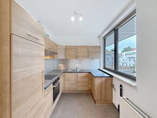 <p>Dit appartement met twee slaapkamers van ±86 m² is ideaal gelegen in het hart van Waterloo, in een levendige wijk op een steenworp afstand van winkels, openbaar vervoer en restaurants. Het zal u zeker bekoren met zijn royale ruimtes en uitzonderlijke lichtinval. Bij binnenkomst ontdekt u een prachtige leefruimte van ±51 m², met een volledig uitgeruste keuken, die een mooie leefruimte biedt. Het slaapgedeelte bestaat uit een hal die toegang geeft tot twee slaapkamers van ±15 m² en ±11 m², evenals een badkamer. U kunt ook genieten van een prachtig terras van ±60 m² op het zuidwesten, ideaal om de hele dag door optimaal van de zon te genieten. Raming van de kosten: 150 €/maand (gemeenschappelijke kosten). Extra voorzieningen: alarmsysteem, thermostaat en videofoon. Beschikbaar. EPC: B. Afmetingen ter indicatie</p>
<p></p>
<p><u>Op de 1e verdieping - Appartement A1.7</u></p>
<p></p>
<p>- Inkomhal</p>
<p>- Ruime woonkamer van ±51 m²</p>
<p>- Volledig ingerichte keuken</p>
<p>- Slaapgedeelte</p>
<p>- 1 slaapkamer van ±15 m²</p>
<p>- 1 slaapkamer van ±11 m²</p>
<p>- Badkamer</p>
<p>- Terras</p>
<p></p>
<p>Raming van de kosten: 150 €/maand (gemeenschappelijk)</p>
<p>Individuele gasketel</p>
<p>EPB: B</p>
<p>Gemeenschappelijke parkeerplaats buiten en binnen</p>