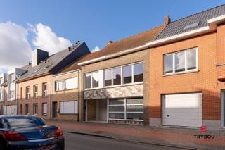 Zeer ruime, volledig vernieuwde woning met 3 ruime slaapkamers.De woning bestaat uitGelijkvloers: zeer ruime, lichtrijke leefruimte - ruime...