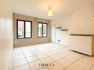 Appartement lumineux avec superbe vue sur les canaux, idéalement situé près de 't Zand<br /><br />Ce charmant appartement combine parfaitement une situation centrale et un cadre de vie calme. Situé à quelques pas de 't Zand, vous bénéficiez des avantages du centre-ville tout en profitant d'un environnement paisible. L'un des grands atouts de cet appartement est la magnifique vue sur les canaux, apportant un confort supplémentaire.<br /><br />L'appartement se compose de la manière suivante : Hall d'entrée - buanderie - séjour lumineux - cuisine séparée - toilette invités - 1 grande chambre - salle de bain avec douche<br />Loyer : € 595 par mois, charges incluses (hors eau, gaz et électricité)<br /><br />Pour plus d'informations ou pour organiser une visite sans engagement, contactez Immax Brugge au 050 62 44 14 ou par e-mail à brugge@immax.be.