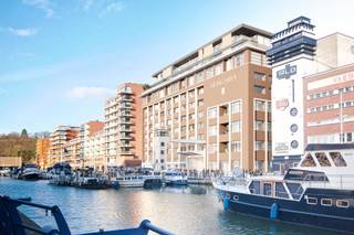 Hoge plafonds, industriële vloeren en een moderne inrichting op een toplocatie? Dat is wat deze trendy city loft met 'big-city-allures' jou te bieden heeft! <br /><br />Het oude Hungaria-gebouw werd volledig gerenoveerd en herbergt moderne city lofts. <br />Met een conceptuele kubus werd de ruimte optimaal benut. Deze kubus herbergt een handige keuken (inclusief spoelbak, koelkast, kookvuur, dampkap) en badkamer met douche, lavabo in meubel, toilet en aansluiting wasmachine/droogkast). Dankzij de hoge plafonds werd er bovenop de kubus een leuke slaapruimte ingericht met dubbel bed. <br /><br />De huurprijs bedraagt 875 euro per maand + een provisie van 75 euro per maand voor de gemeenschappelijke lasten en verwarming. <br />Elektriciteit en water zijn individueel. <br /><br />Bent u op zoek naar een luchtige, moderne en lichtrijke flat op een toplocatie? Aarzel niet ons te contacteren voor een bezoek! <br /><br />Het appartement is beschikbaar vanaf 01/07/2026!<br /><br />Wenst u dit appartement te bezoeken?<br />Maak dan snel uw afspraak via www.living-stone.be!