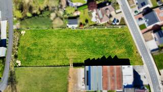 Dit mooi perceel grond kan u terugvinden in een rustige straat te Berchem (Kluisbergen), vlakbij de dorpskern, winkels en openbaar vervoer. GEEN BOUWVERPLICHTING! Het perceel heeft een straatbreedte van +-35m en een diepte van +- 100m, in totaal 3.310m<sup>2</sup>. <br /><br />- Veel potentieel (verkavelen voor gezinswoningen of meergezinswoningen) <br />- Zuidwest oriëntatie <br />- Rustige weg, aan de voet van de Oude Kwaremont. <br /><br />Interesse? Contacteer Jens 0488 98 13 30 - jens@immoboss.be <br /><br /> 