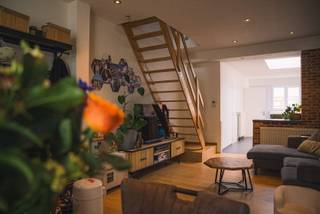 Instapklaar 3-slpk STARTERSWONING met tuin.<br /><br />Een verzorgd instapklare woning geschikt voor een alleenstaande, koppel of klein gezin.<br />U komt de woning binnen via een inkomhal. Op de benedenverdieping vindt u de woonkamer en recent (2023) gerenoveerde keuken terug. Deze ruime en moderne keuken is voorzien van alle hedendaagse comfort: een inductiekookplaat, combi microgolfoven, vaatwasser en een ingebouwde koelkast met vriesvak. Er is veel kastruimte beschikbaar. Daarnaast is er een gezellige zitplaats die uitkijkt op de tuin. In de tuin vindt u een stuk gras, alsook terras (ruimte voor een lounge en/of eettafel) en tuinhuis terug. Verder is er ook een aparte ruimte met toilet én ingebouwde kast. In deze kast is er plaats om uw droogkast en wasmachine in te zetten en kan u uw poetsgerief opbergen. Ten slotte is er een kleine berging waar u o.a. ook de elektriciteitskast alsook de ketel (nieuw van 2024) kan terugvinden. Via deze berging kan u ook de kruipkelder betreden.<br />Op de eerste verdieping tref je twee slaapkamers en een badkamer aan. De ene slaapkamer is de 'master bedroom'. De andere slaapkamer is momenteel ingericht als dressing (met ingebouwde kasten) in combinatie met een bureau. De badkamer is voorzien van een grote regendouche, lavabo met kastruimte en ruimte spiegelkast.<br />Op de tweede verdieping vindt u nog een ruime slaapkamer terug die momenteel ingericht is als kinderkamer en waar nog plaats is om spullen op te bergen. De twee veluxramen zijn voorzien van verduisterende rolgordijnen.<br />Het huis is instapklaar en heeft een gunstige EPC waarde: C (geen renovatiewerken verplicht).<br />Tenslotte is de woning gelegen in een rustige straat en ligt deze centraal vlakbij scholen, winkels, groene parken met speeltuin, openbaar binnenzwembad en alle belangrijke invalswegen van en naar Antwerpen en de haven.<br />Van harte welkom om de woning te komen bezichtigen.