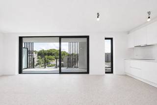 <strong>LICHTRIJK NIEUWBOUWAPPARTEMENT MET TERRAS OP TOPLOCATIE</strong><br /><br />Dit prachtig nieuwbouw 1-slaapkamerappartement op de Graaf de Smet de Naeyerlaan biedt modern wooncomfort op een uitstekende locatie.<br />Dankzij de grote raampartijen geniet het appartement van een aangename lichtinval en een ruimtelijk gevoel. De leefruimte sluit aan op het gezellige terras, ideaal om te ontspannen. Verder beschikt het appartement over een stijlvolle keuken, comfortabele slaapkamer en moderne badkamer met een regendouche.<br />Gelegen op een toplocatie: rustig wonen nabij het groen, maar toch vlak bij het stadscentrum van Oostende. Extra troeven zijn de gemeenschappelijke fietsenberging en de onmiddellijke beschikbaarheid.<br /><br /><strong>Praktische informatie: </strong><br />- onmiddelijk beschikbaar<br />- nieuwbouw<br />- provisie op vaste kosten: 60 euro per maand<br />- gemeenschappelijke fietsenberging