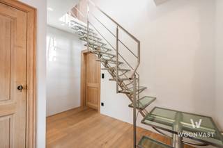 BEZOEKMOMENT: ZATERDAG 17/10 10U- 12U (enkel op afspraak)<br /><br />Op zoek naar een woning waar niets meer aan te doen is? Deze prachtige halfopen bebouwing in Waasmunster is tot in de puntjes gerenoveerd en heeft tal van troeven!<br /><br />Je komt de woning binnen via een inkomhal met apart toilet, en betreedt daarna een grote leefruimte uitgerust met een sfeervolle pelletkachel. Door de grote raampartijen is de leefruimte overgoten door natuurlijk licht. De prachtige, open keuken is afgewerkt met kwalitatieve materialen en toestellen van Miele, Novy & Venduro, een pareltje om in te koken. <br /><br />Op het eerste verdiep vind je een ruime, kwalitatieve badkamer met inloopdouche, ventilatie en dubbele lavabo met verwarmde spiegels. Het verdiep is verder nog aangevuld met een apart toilet en berging. De grote slaapkamer beschikt over inbouwkasten, en een 2e ruime kamer geeft toegang tot de zolder. Mits het plaatsen van een vaste trap kan je hier nog 1 à 2 extra kamers realiseren, goed voor 3 à 4 slaapkamers in totaal. <br /><br />✅ Volledig gerenoveerd en instapklaar<br />✅ Lichtrijke leefruimte met gezellige pelletkachel<br />✅ Kwalitatieve open keuken<br />✅ Ruime badkamer met inloopdouche & dubbele lavabo<br />✅ 3 à 4 slaapkamers mogelijk<br />✅ Ruime, aparte garage<br />✅ Zeer laag KI, zonnepanelen met certificaten!!<br />✅ EPC C, mits kleine ingreep EPC A mogelijk<br />✅ Conforme elektriciteit, asbestveilig<br /><br />Een woning zoals je ze zelden vindt, wacht niet te lang met een bezoek!<br /><br />📩 gilles@woonvast.be — 📞 0491 94 95 38 — 🌐 www.woonvast.be