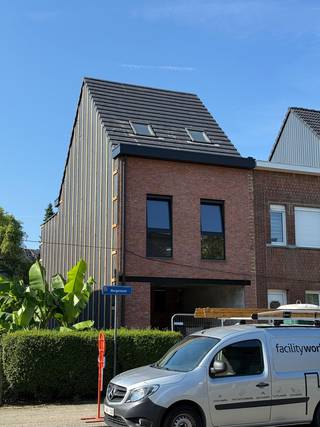 In het groene en toch centraal gelegen Borsbeek wordt begin 2026 deze hoogwaardige nieuwbouwwoning opgeleverd. Met haar hedendaagse architectuur, doordachte indeling en duurzame afwerking biedt deze woning alles wat u mag verwachten van modern wooncomfort.<br />De woning beschikt over vier ruime slaapkamers, ideaal voor een gezin of voor wie graag extra ruimte creëert voor hobby’s of een thuisbureau. De lichtrijke leefruimte met open keuken vormt het hart van de woning en staat garant voor gezellig samenleven. Daarnaast zijn er op het gelijkvloers een praktische berging, wasplaats en afzonderlijk toilet voorzien.<br />Op de eerste verdieping bevinden zich 2 slaapkamers en een badkamer met hoogwaardige afwerking. De zolderverdieping biedt plaats voor 2 slaapkamers of polyvalente ruimte, volledig naar eigen wens in te vullen.<br />Dankzij de toepassing van de nieuwste technieken behaalt de woning een E-peil van 30, wat resulteert in een energiezuinige en toekomstbestendige thuis. U geniet van lage energiekosten, een aangenaam binnenklimaat en een maximale woonkwaliteit.<br />Deze woning combineert rustig wonen in Borsbeek met een uitstekende bereikbaarheid richting Antwerpen en de omliggende gemeenten. Zo woont u in een groene omgeving zonder in te boeten aan mobiliteit en comfort.<br /><br /><strong>Prijs: €560 000 ,- met € 145 000,- aan grondaandeel</strong><br /><br />Voor interactieve grondplannen met foto’s, ga naar www.wijns.be en klik op de knop “virtueel bezoek”.<br />Info &amp; afspraak:  ☎ 0473/33 33 10   ✉ geoffry@wijns.be