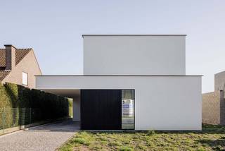 In Kuurne, binnen het nieuwbouwproject ‘Wonen aan het Park’ werd deze alleenstaande villa in moderne bouwstijl volledig opgebouwd en...