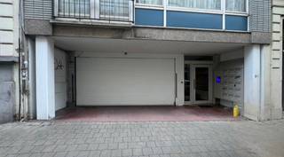Parkeerplaats ideaal gelegen aan de Louizalaan. Gemakkelijk bereikbaar en voorzien van een afstandsbediening voor praktisch beheer. <br />Geen extra kosten. Minimale huurperiode van één jaar.<br />Huurprijs: € 130 / maand. <br />Onmiddellijk beschikbaar.